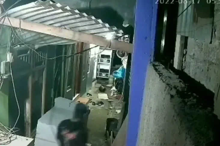 2 Pencuri HP Terekam...