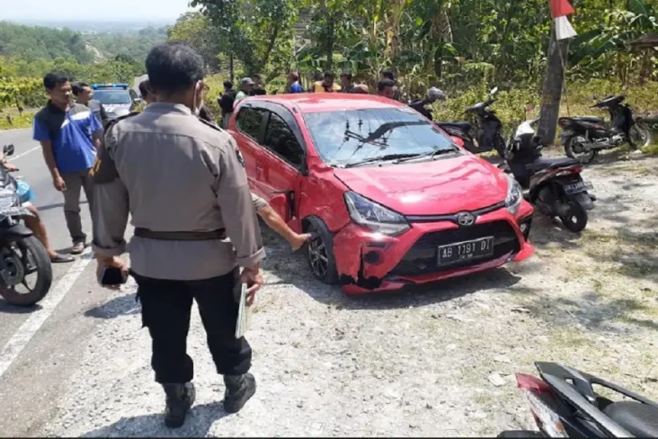 Nekat Dahului Truk di...