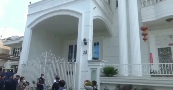Polisi Geledah Rumah...
