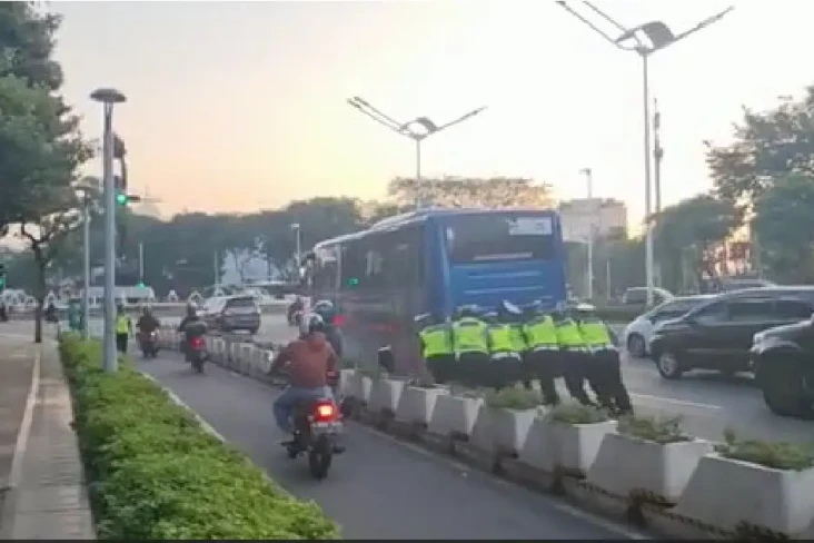 Sejumlah Polantas Bantu...
