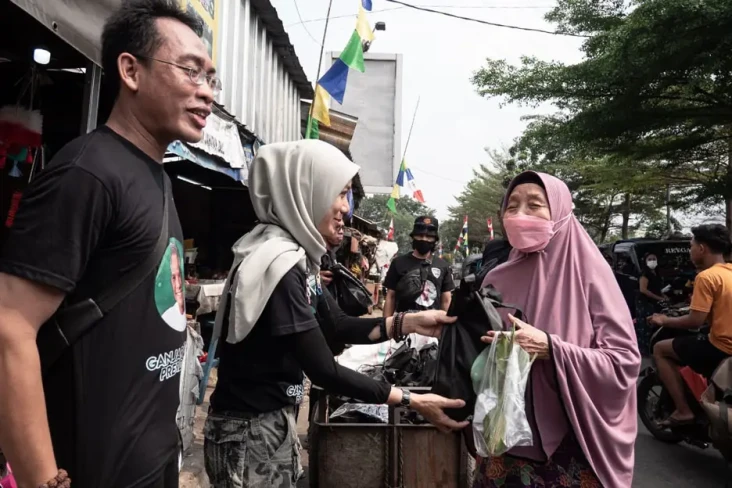Bagikan 700 Paket Nasi...