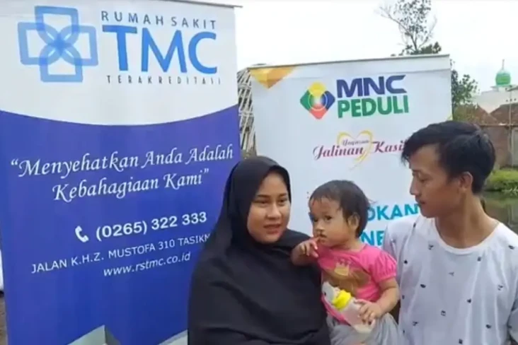 Anak Dibantu Operasi...