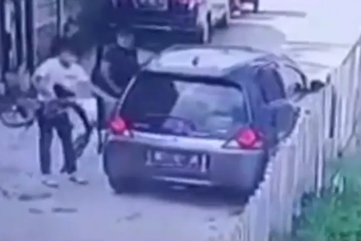 Terekam CCTV Bobol Rumah...