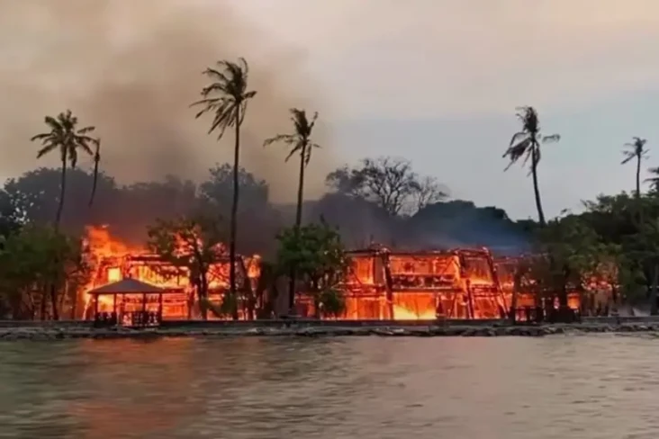 2 Mobil Pengunjung Ikut...