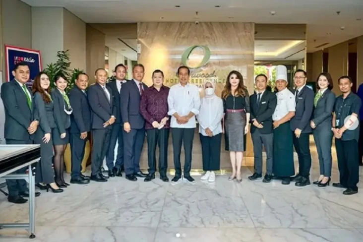 Bermalam di Oakwood...