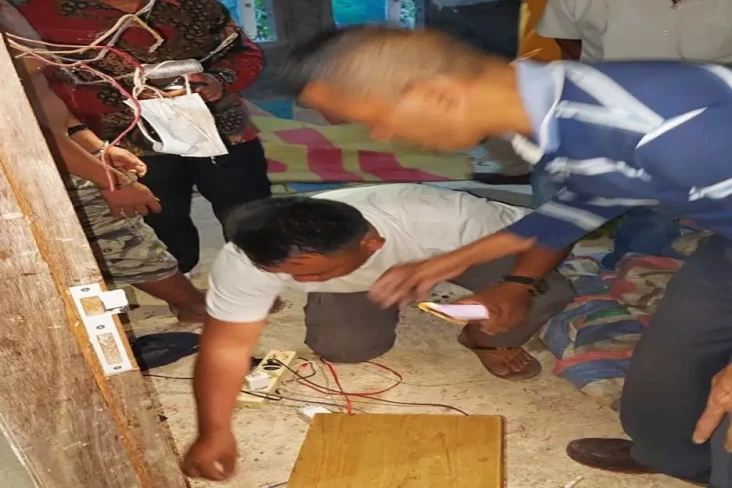 Asyik Hisap Sabu di...
