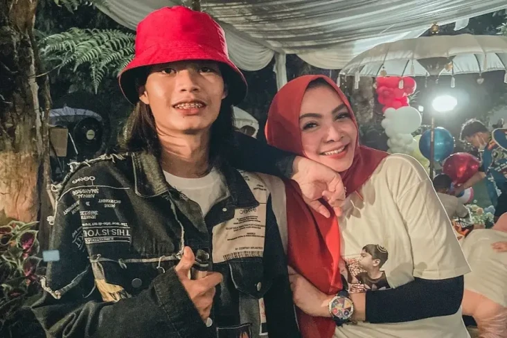 Foto Bareng Mertua Raffi...