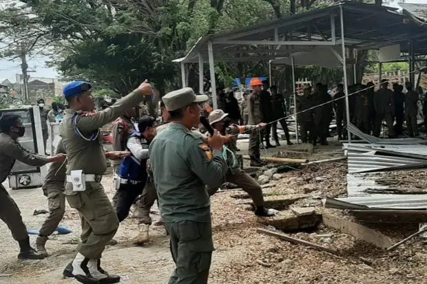 Satpol PP Bone Bongkar...