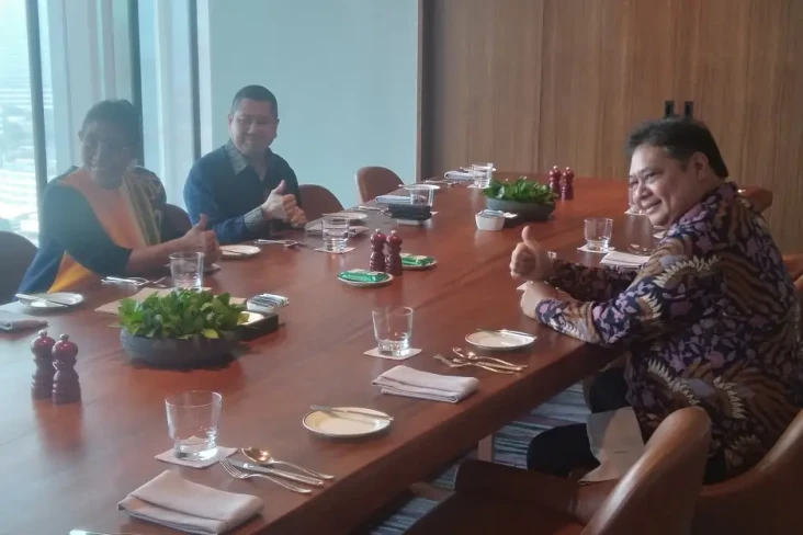 Hary Tanoesoedibjo Makan...