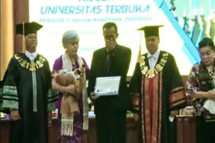 Terima Ijazah Sarjana...
