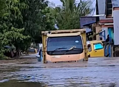 Diguyur Hujan Deras...
