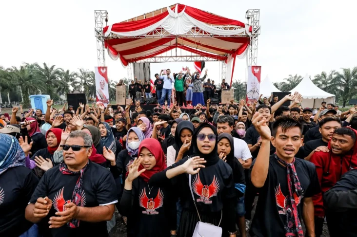Ribuan Warga Desa di...