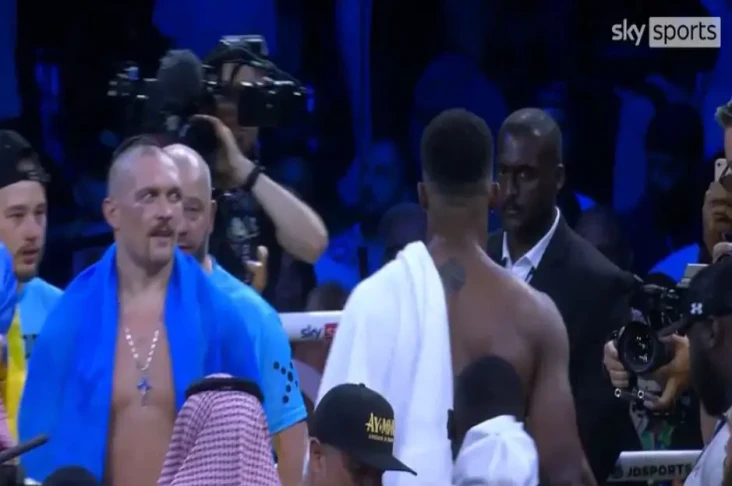 Momen Usyk Bingung Lihat...