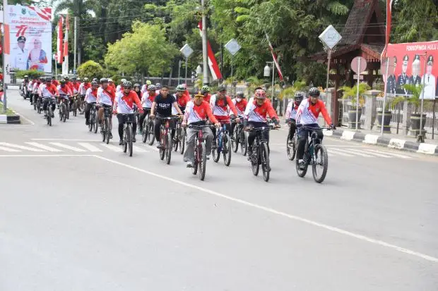 Sambil Bersepeda, Polres...