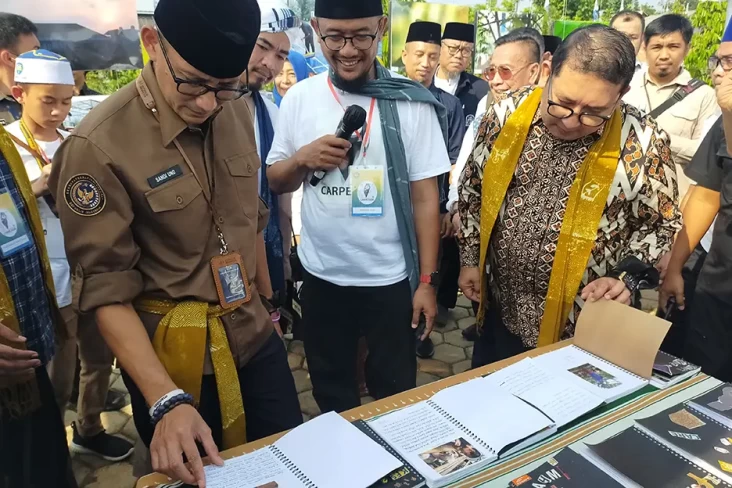 Buka Pameran Foto Santripreneur...
