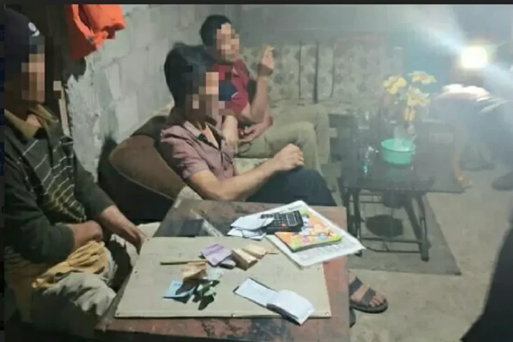 Sedang Asyik Berjudi,...