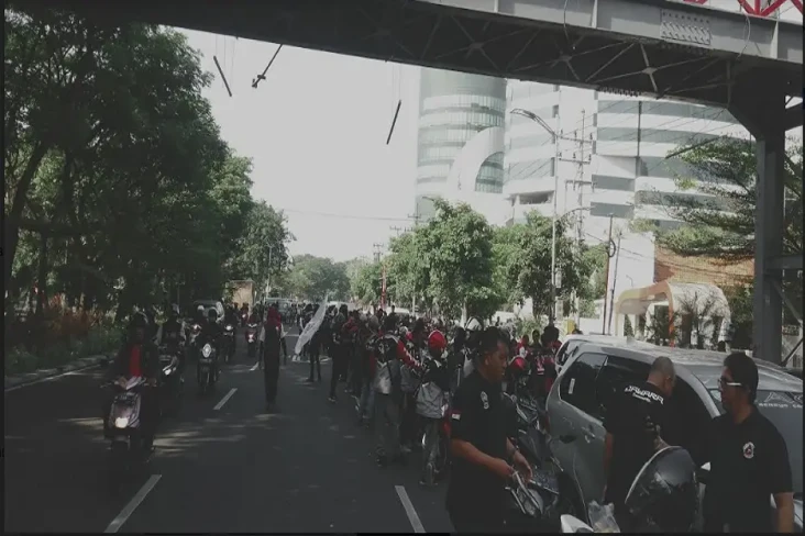 Ribuan Driver Ojol Padati...