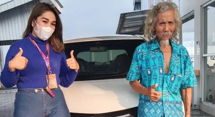 Kakek Berpakaian Lusuh...