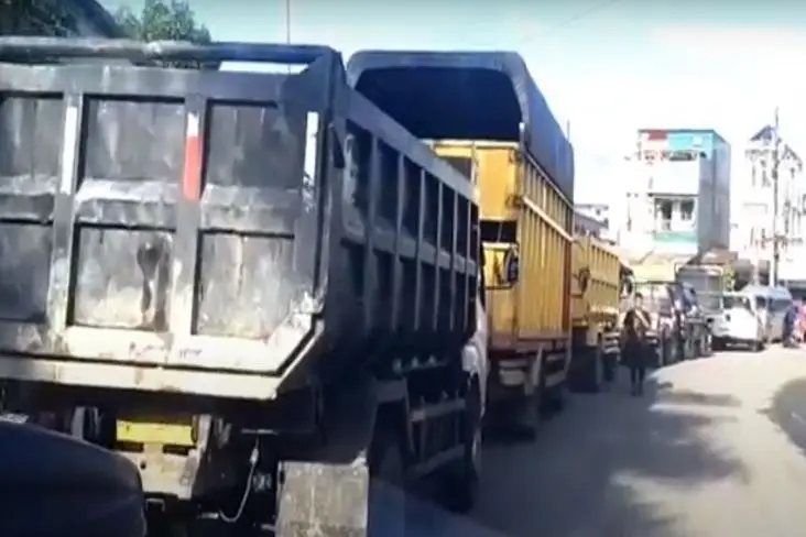 Parah! Antrean Truk...