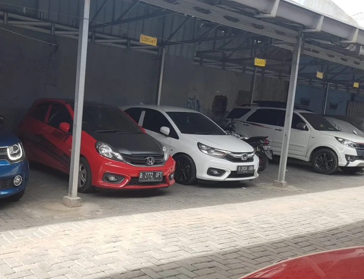 Mobil Mewah Bekas dengan...