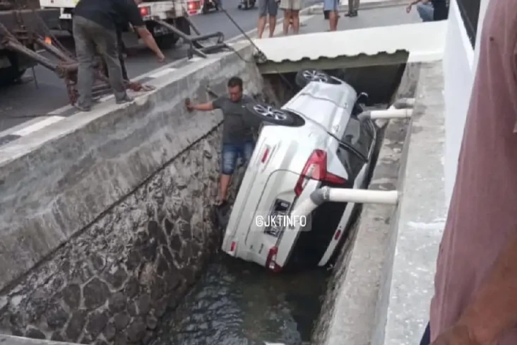 Mobil Wanita Muda Nyemplung...
