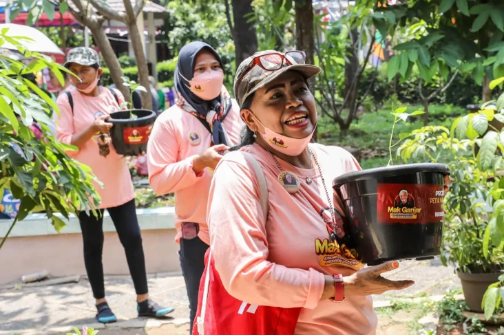 Relawan Mak Ganjar Bagikan...