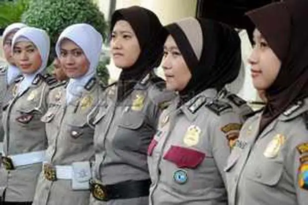 6 Seragam Polwan Berjilbab,...