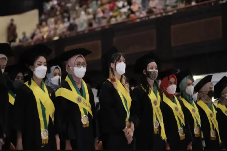 UGM Wisuda 2.552 Mahasiswa,...