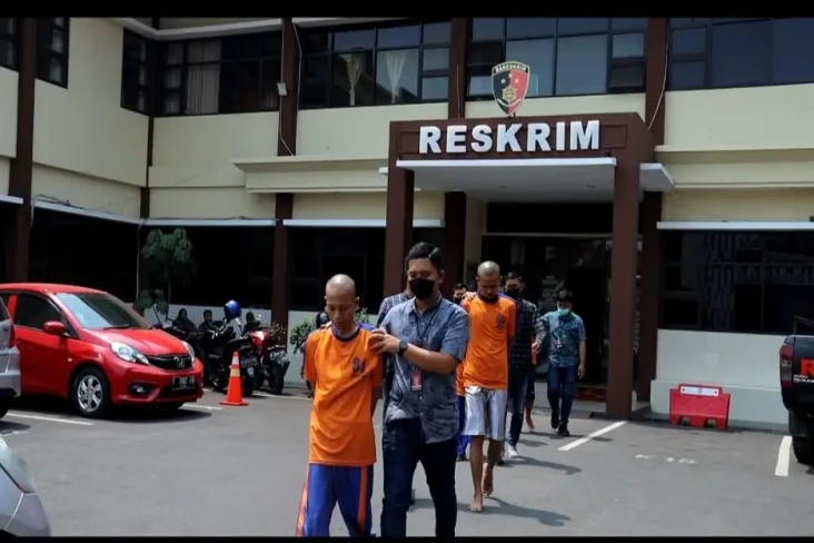 Gerebek Judi Online...