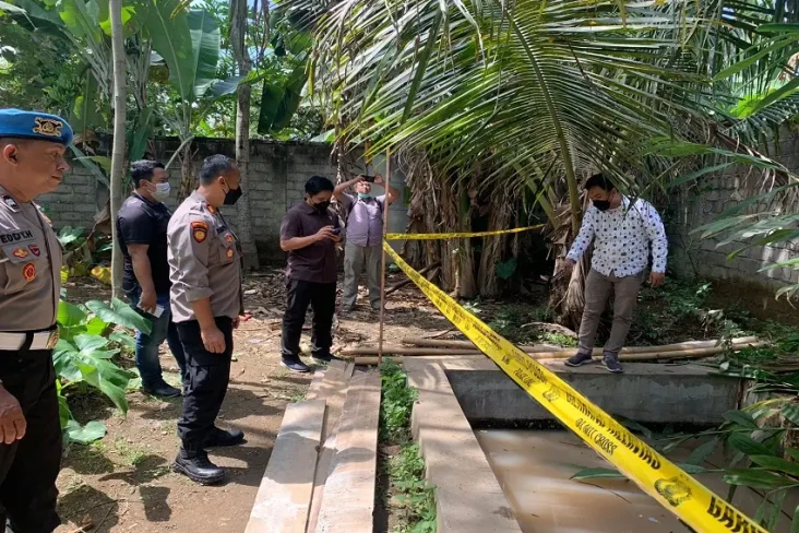 Bermain di Kolam Ikan,...