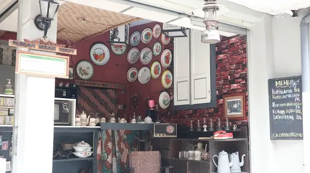 Menyambangi Kedai Kopi...