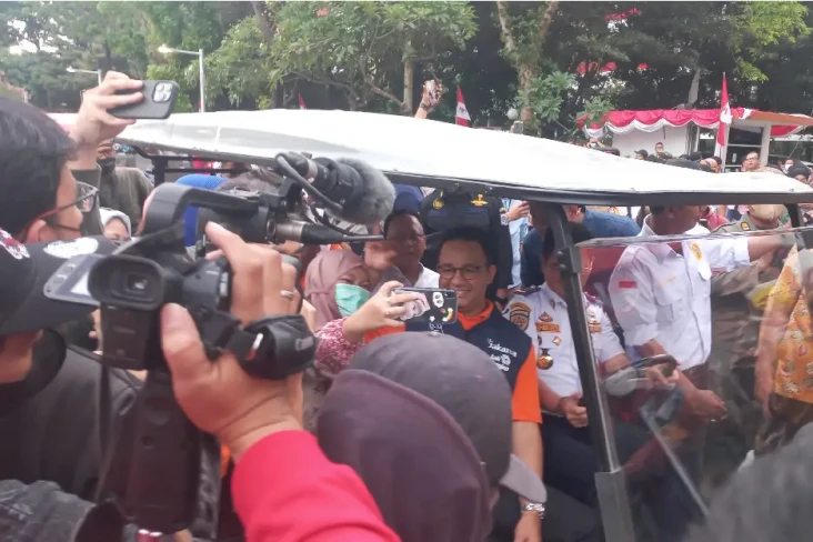 Cek Revitalisasi Trotoar...