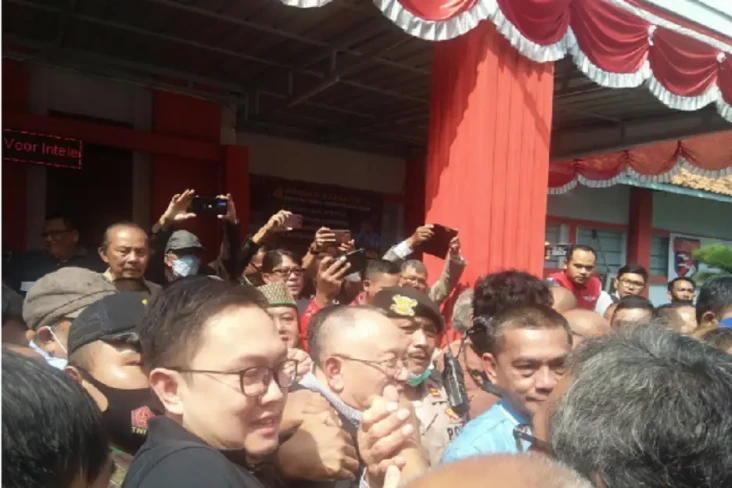 Dada Rosada Keluar dari...