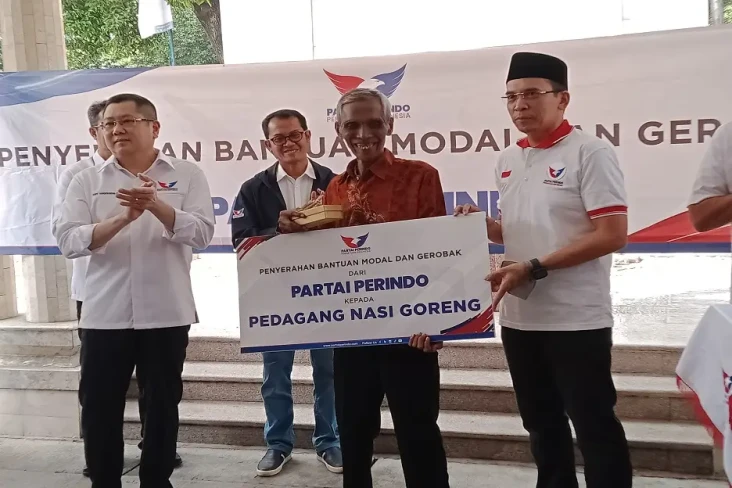 Perindo Serahkan Gerobak...