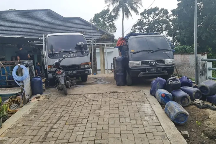 Polisi Gerebek Gudang...