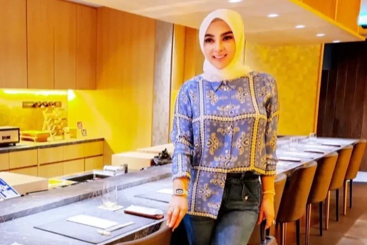 Syahrini Pakai Sandal...