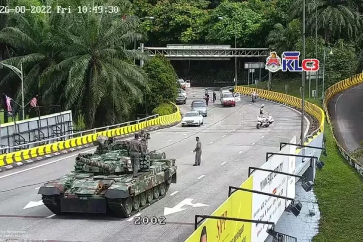 Tank Mogok di Tengah...