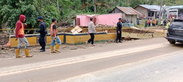Longsor di Toba Rusak...