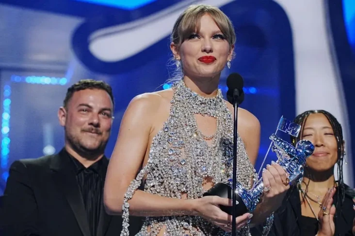 Taylor Swift Menangkan...