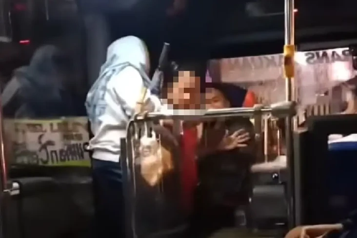 Viral! Pengendara Mobil...