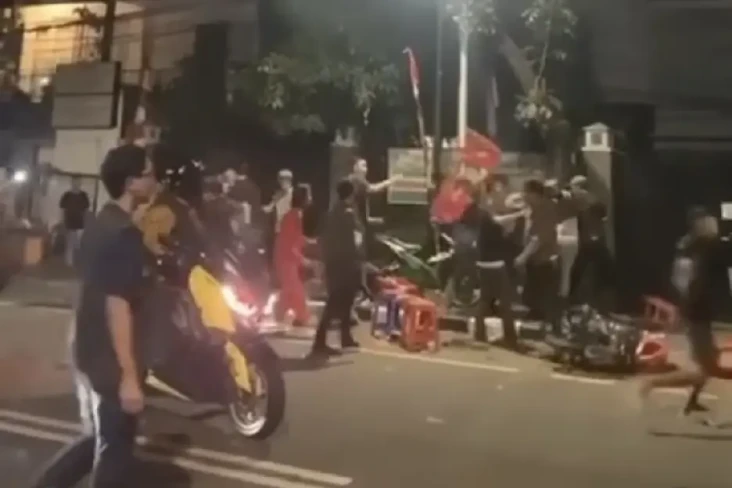 Gara-gara Ditegur, Pemotor...