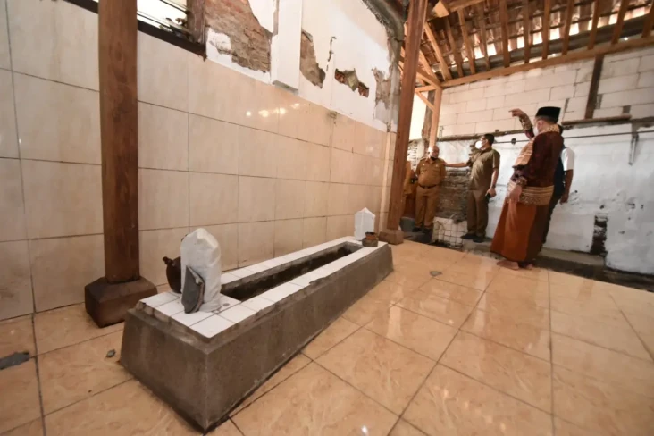 Sosok Mbah Kapiludin,...