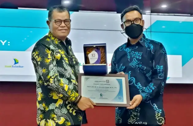 Rektor UNM Prof Husain...