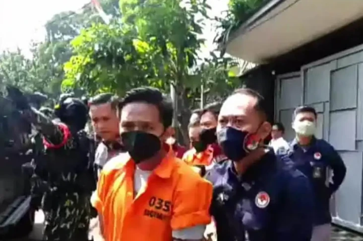 Kenakan Rompi Oranye,...