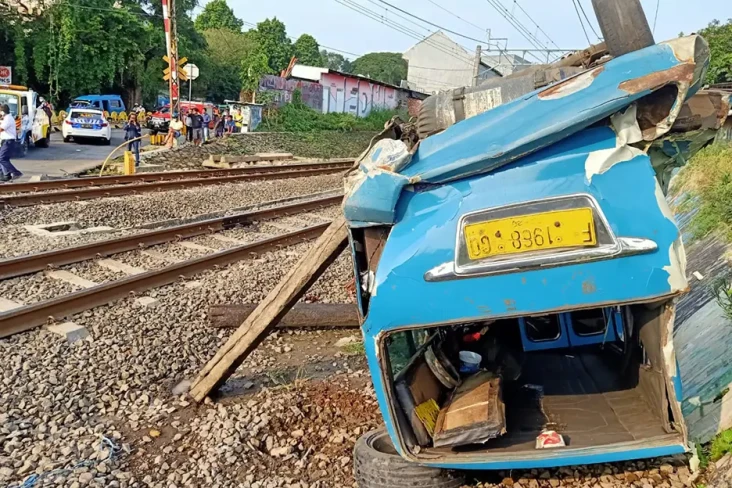 Ngeri! KRL Tabrak Angkot...