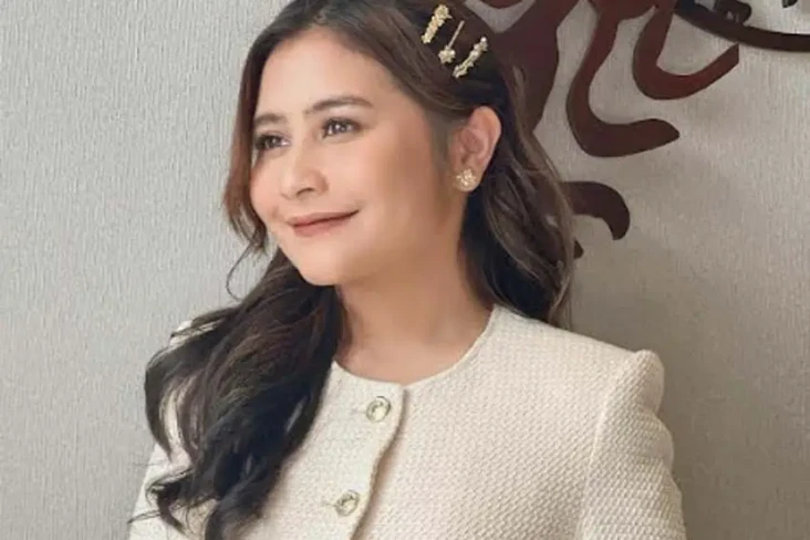 Prilly Latuconsina Terima...