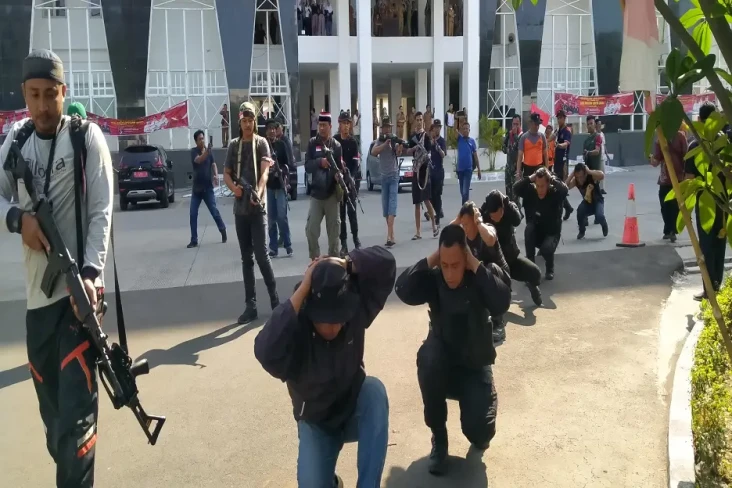 Pemberontak Lancarkan...