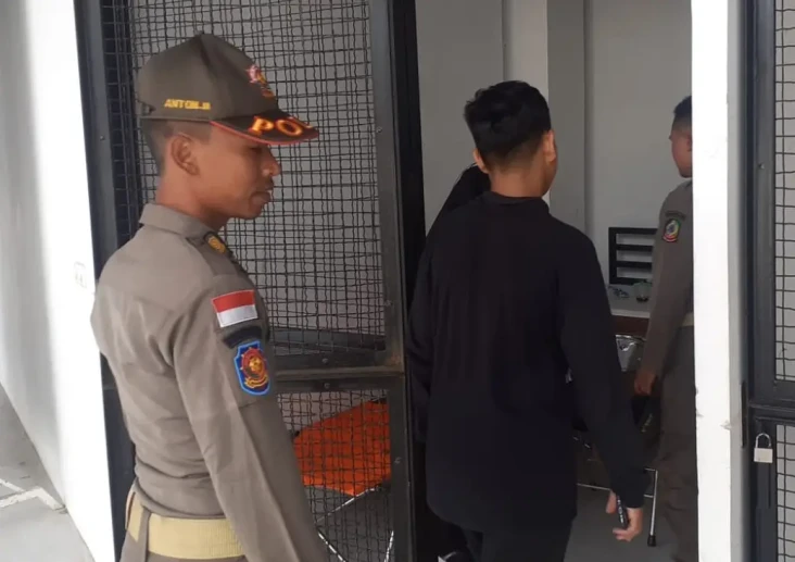 Sepasang Remaja Tepergok...