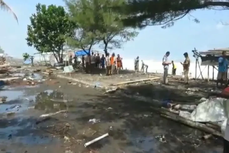 Gelombang Tinggi Hantam...