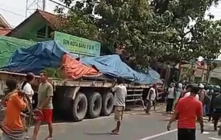 Truk Diduga Berkecepatan...